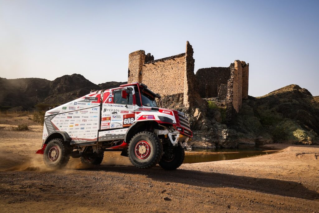 我慢を強いられる第2ステージへ!!　悪路に耐えノートラブルで走破【ダカールラリー2026】