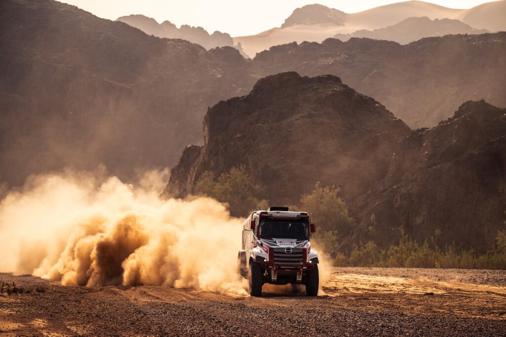 第2ステージのハイスピード区間。砂塵を巻き上げ走行するHINO600