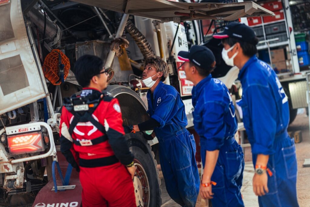 6日の競技に備え車両を確認するメカニックたち。大会3日目まではノートラブルだが、点検整備は気が抜けない