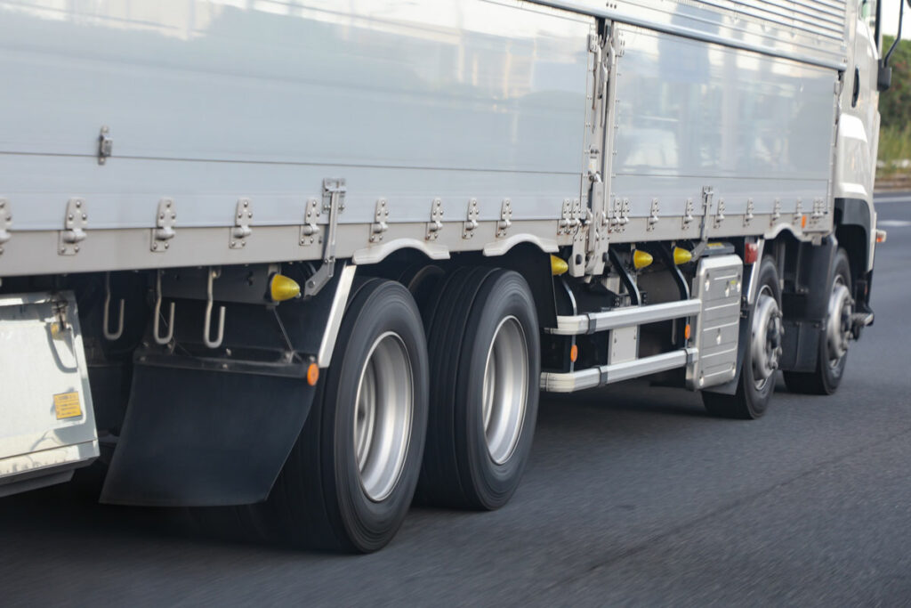 トラックの脱輪事故はこうして防げ!　タイヤ履き替え時期は特に注意を!!