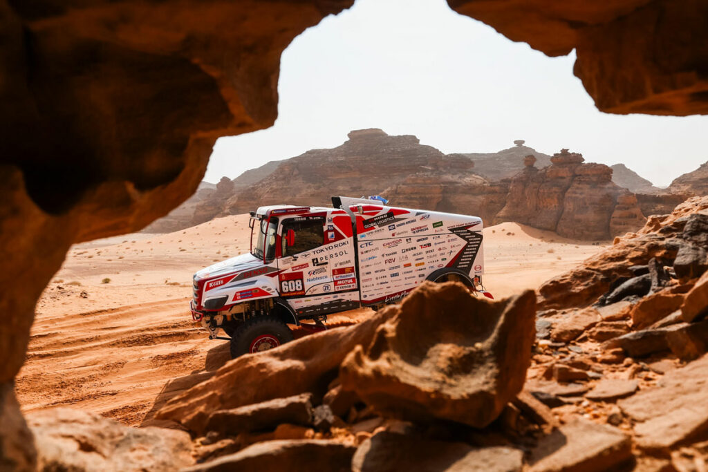 第3ステージも日野は好調をキープ!!　アルウラ周辺の石と悪路をノーパンク・ノートラブルで走破【ダカールラリー2026】