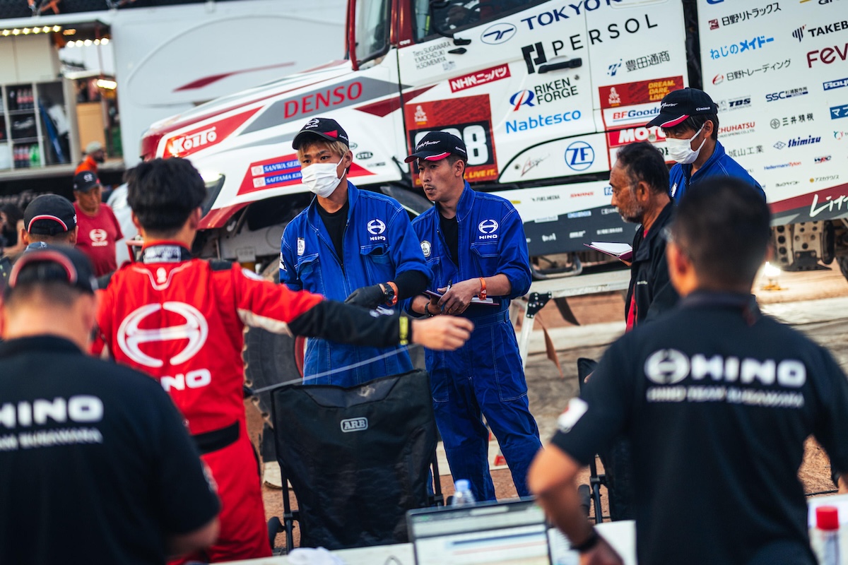 情報共有を行なう日野チームスガワラ