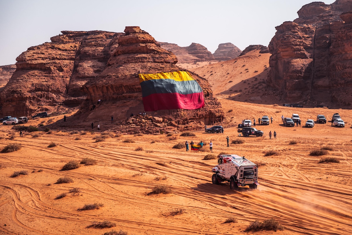 観客の近くを走行するHINO600