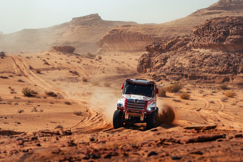 先行車の轍に沿って走行するHINO600