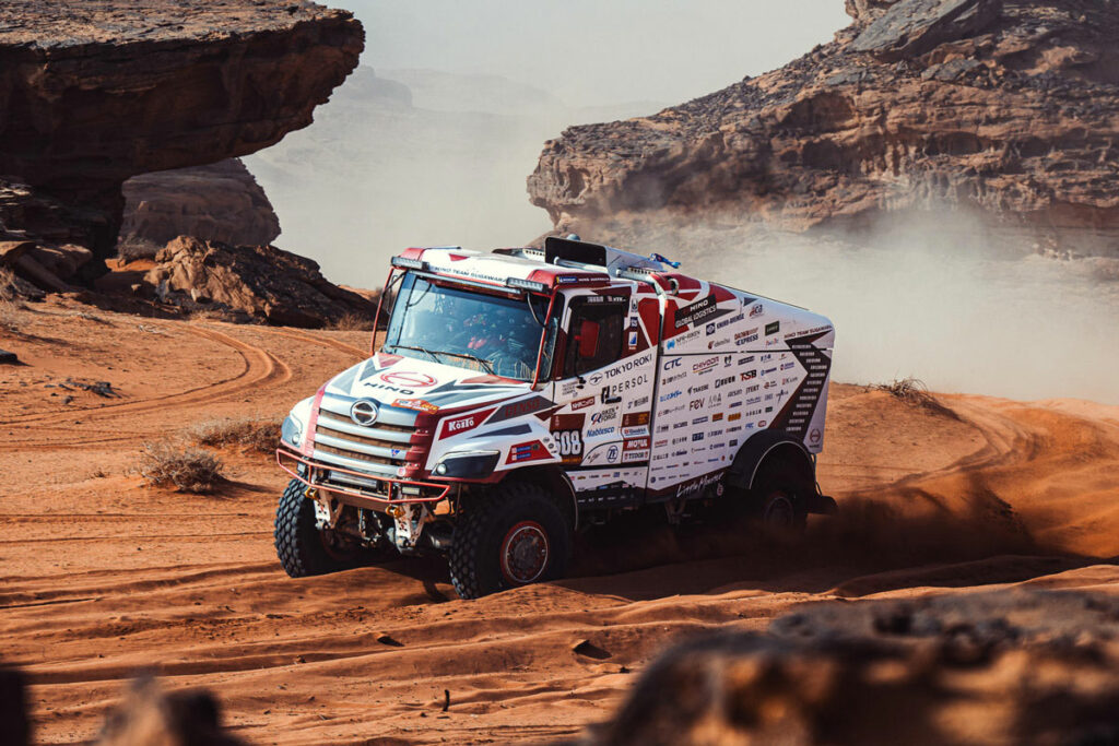 大会5日目で初のマラソンステージへ突入!!　パンクを喫した日野チームだがクラス9位を堅持【ダカールラリー2026】