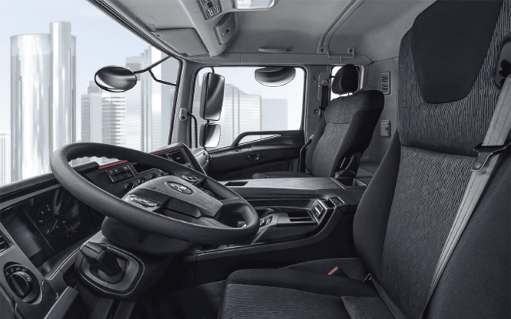 台湾仕様のインテリア。ドアミラー型サイドミラーや欧州式のフロントおよびサイドのアンダーミラーがみえる。運転席にはベルトイン式シートを装着。トリムカラーはブラックのみで、日本仕様ではオプションで選べるダークレッドの用意はなく、スーパーハイルーフも設定されない