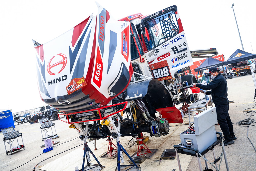 中間休息日のリヤドで車両も選手もリフレッシュ!! メカニックは後半戦に備え入念に整備【ダカールラリー2026】