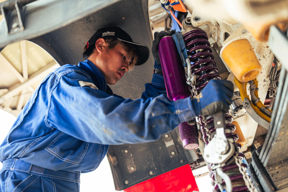中間休息日のリヤドで車両も選手もリフレッシュ!! メカニックは後半戦に備え入念に整備【ダカールラリー2026】