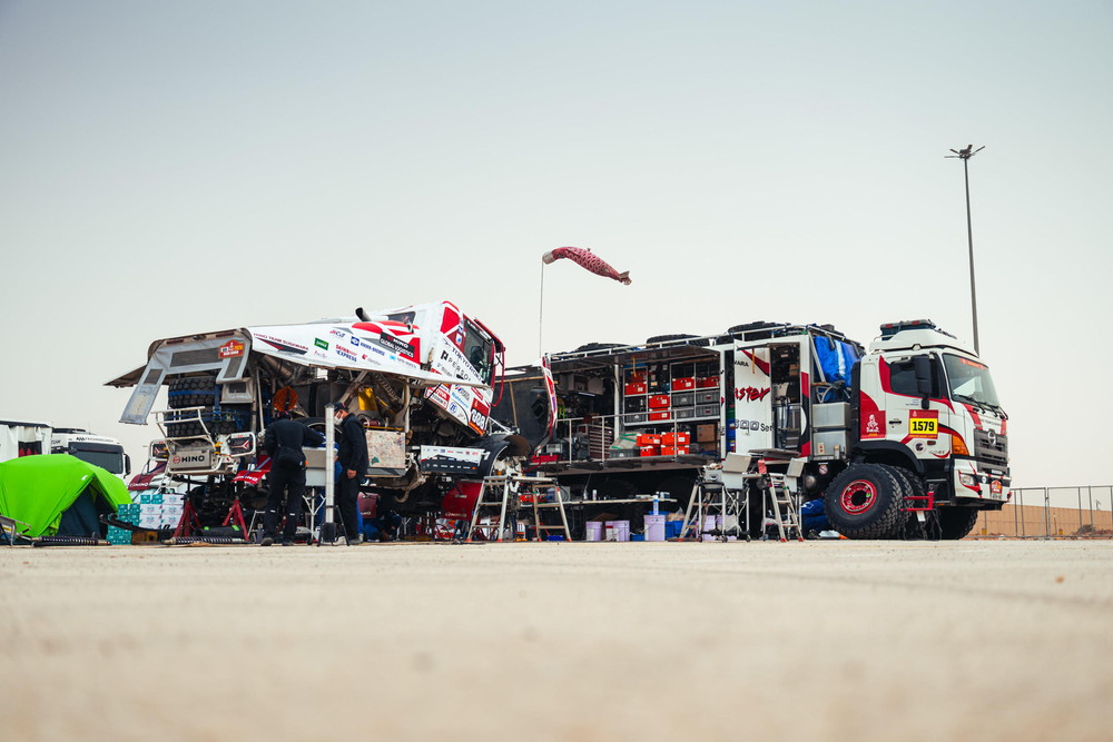 中間休息日のリヤドで車両も選手もリフレッシュ!! メカニックは後半戦に備え入念に整備【ダカールラリー2026】