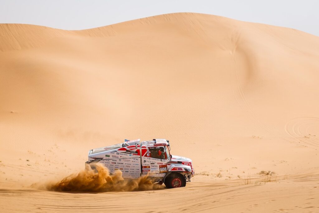 砂丘を走るHINO600