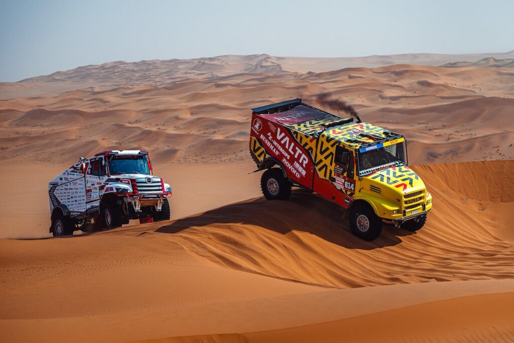いよいよ後半戦へ突入!!　高速グラベルコースの第7ステージに挑んだ日野は好調を維持【ダカールラリー2026】
