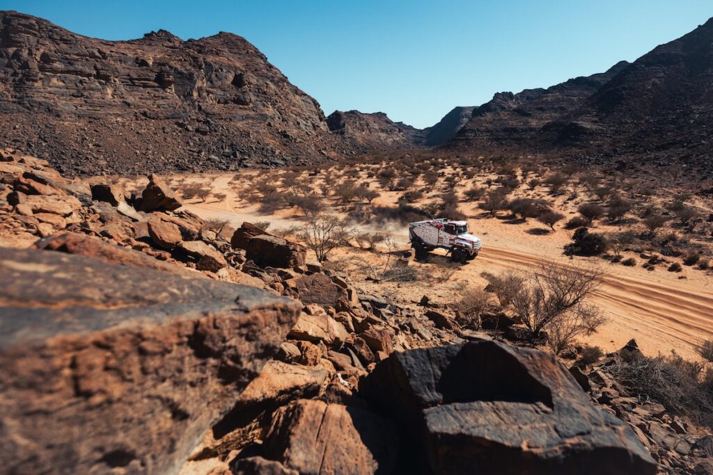 谷間のコースを走るHINO600。隠れた岩や石に注意し走行した