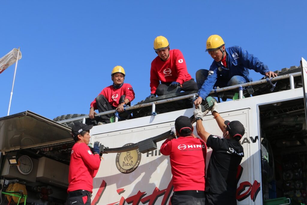 最後のマラソンステージを前に交換を行なうリーフスプリングをサポートトラックから降ろす日野チームスガワラメンバー