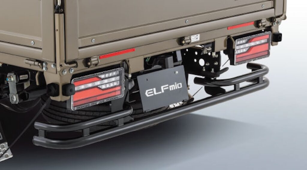 平ボディ車のリヤに装着するステップとしても活用可能なガードバー