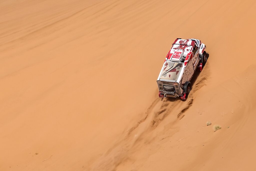 小高い砂丘をよじ登るHINO600