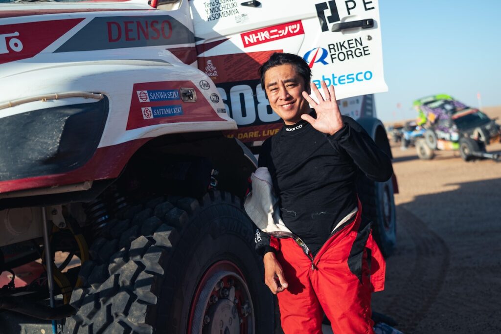 HINO600から降りたドライバーの菅原照仁