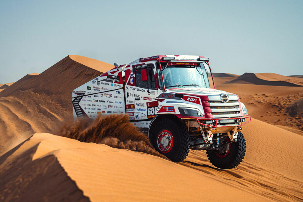 日野は第10ステージの砂丘で転倒!!　2時間のタイムロスを懸命にリカバー【ダカールラリー2026】
