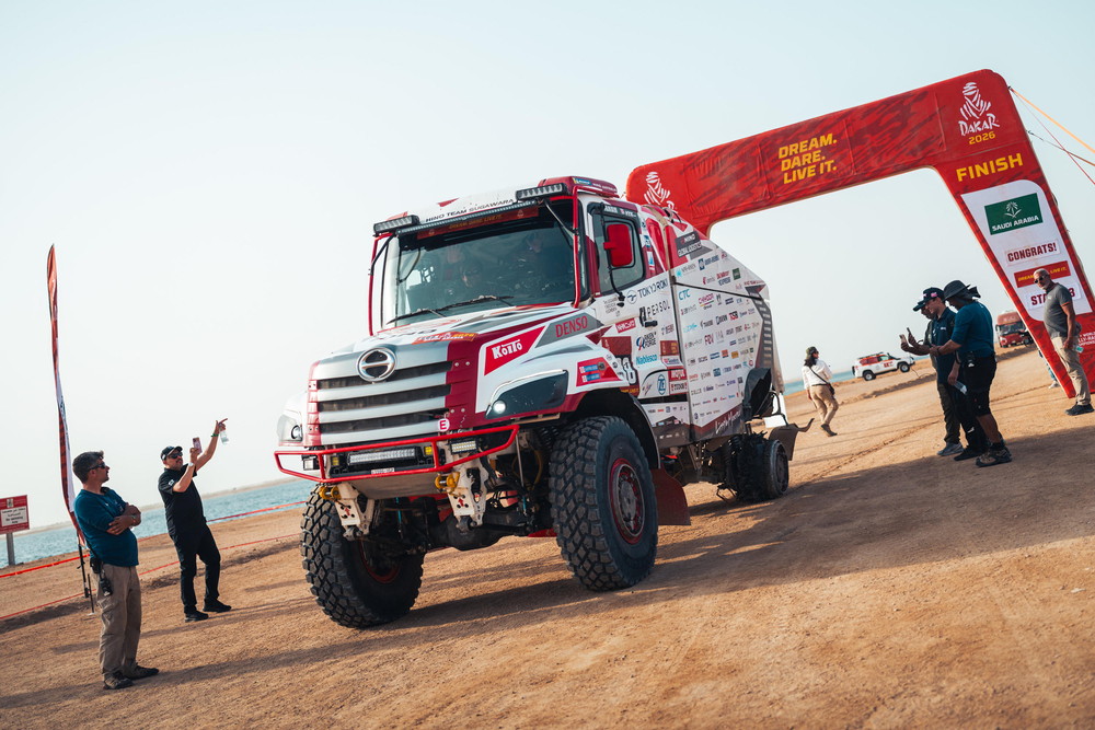 傾きながらゴールしたHINO600