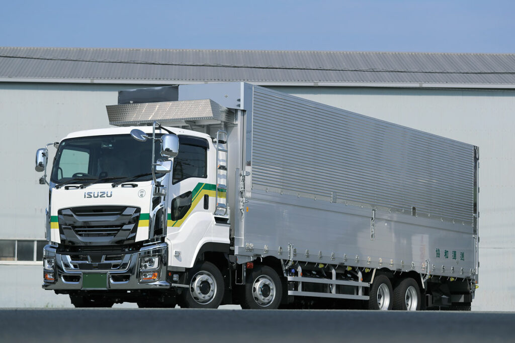 松阪自動車工業が製作したチップウイング車。ベース車両はいすゞギガCYJだ