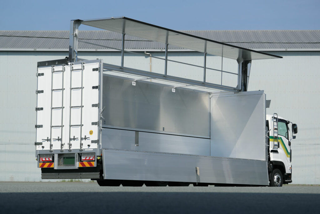 ウイング車そっくりの外観。パネルレスの天井がチップウイング車の証だ