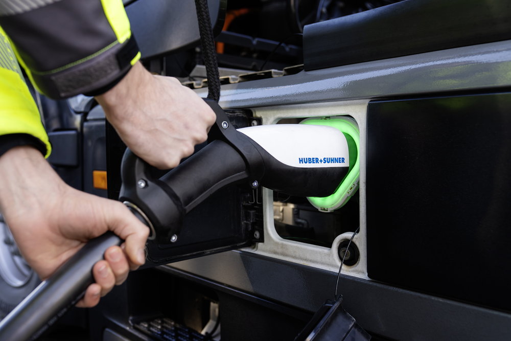 大型トラック電動化の鍵を握る「MCS」とは? メルセデス・ベンツがトラック専用インフラを実地検証!