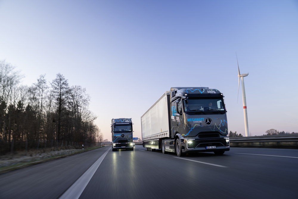 大型トラック電動化の鍵を握る「MCS」とは？　メルセデス・ベンツがトラック専用インフラを実地検証！