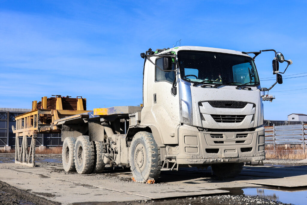 NICHIJOが開発中の構内専用50トン積ダンプ「NT500LD」。パワートレーンとしてアリソン4440型トルコン6速ATとCAT製C9.3B型ディーゼルエンジンを組み合わせる。車両サイズは不明だが、既存の構内ダンプモデルの全幅は3mを超える