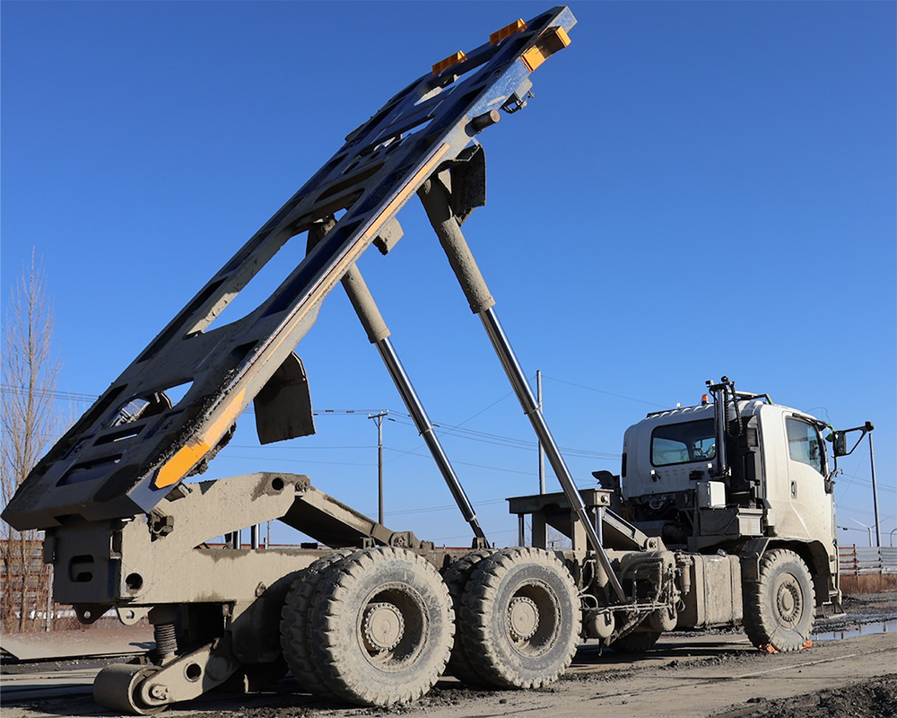 NT500LD。製鉄所用の構内ダンプにはいくつかの種類があるが、試作車は積載したコンテナの積荷を排出するスタイルのダンプ装置を架装しており、固有のベッセルを持たない