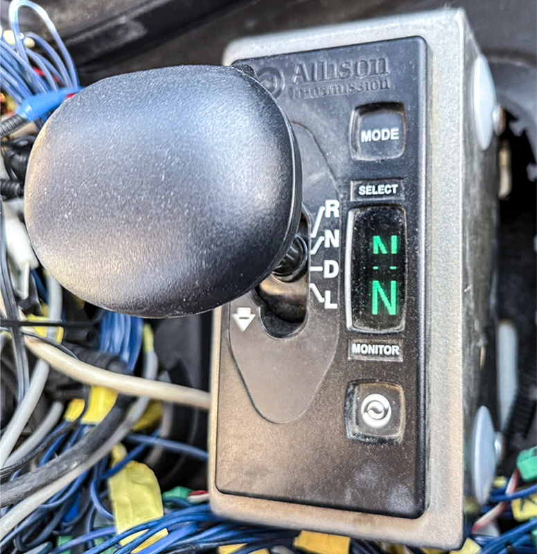 NT500LDのシフトセレクター。RNDLの4レンジとシーケンシャルゲートを備えたバンプレバー型セレクターを採用する