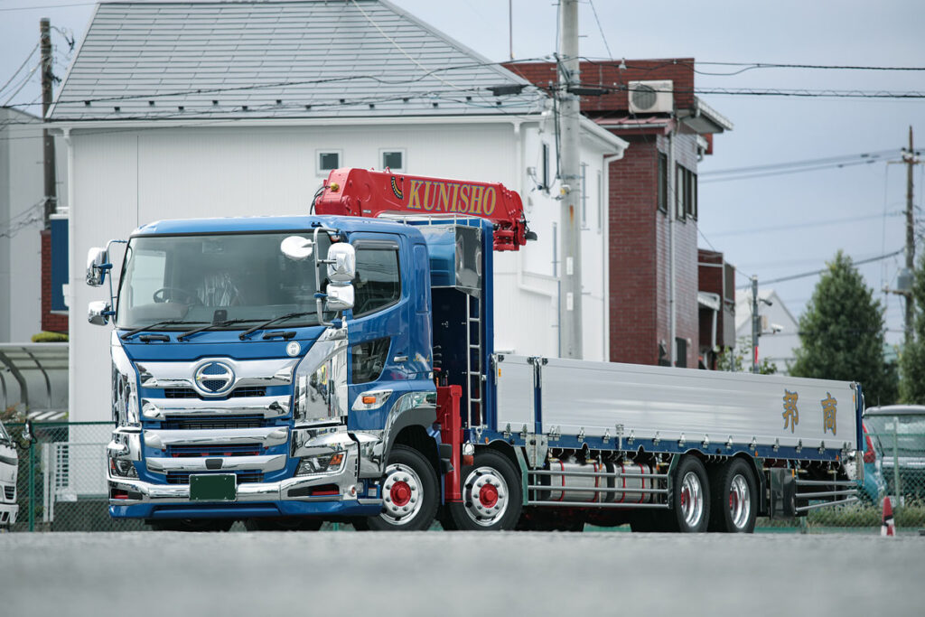 相模ボデーが製作したクレーン付平ボディ。ベース車両は日野プロフィアFW系4軸低床総輪エアサスシャシーだ