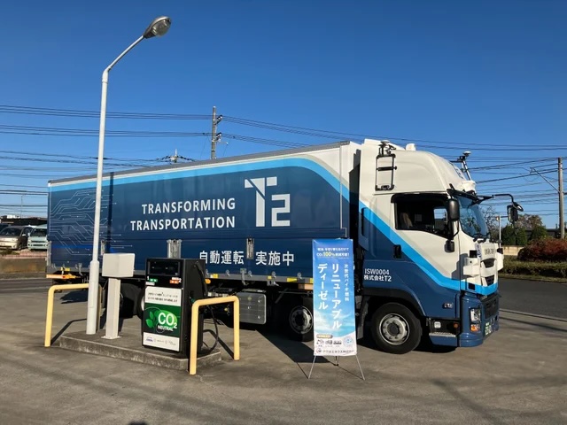 次世代バイオディーゼル燃料「リニューアブルディーゼル(RD)」の給油風景。RDは住友化学グループや東レとの実証でも試験投入された