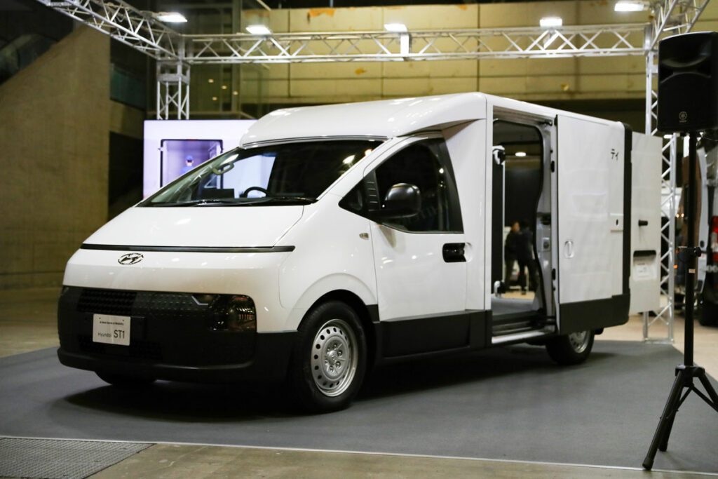 ジャパンキャンピングカーショー2026で日本初公開されたヒョンデST1カーゴモデル。車両寸法は全長5625mm×全幅2015mm×全高2230mmだ