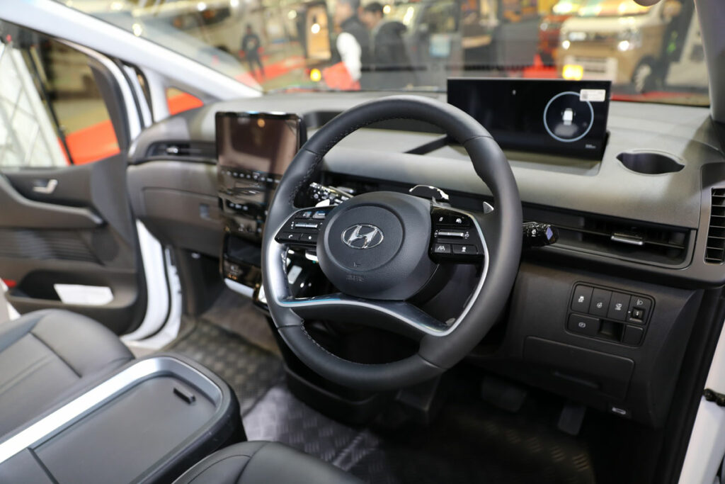 ラージミニバンのスターリアと共通の内装。ステアリングスイッチは右側がACCなど運転支援系、左側がオーディオなどファンクション系となっている。ウインカーは左側