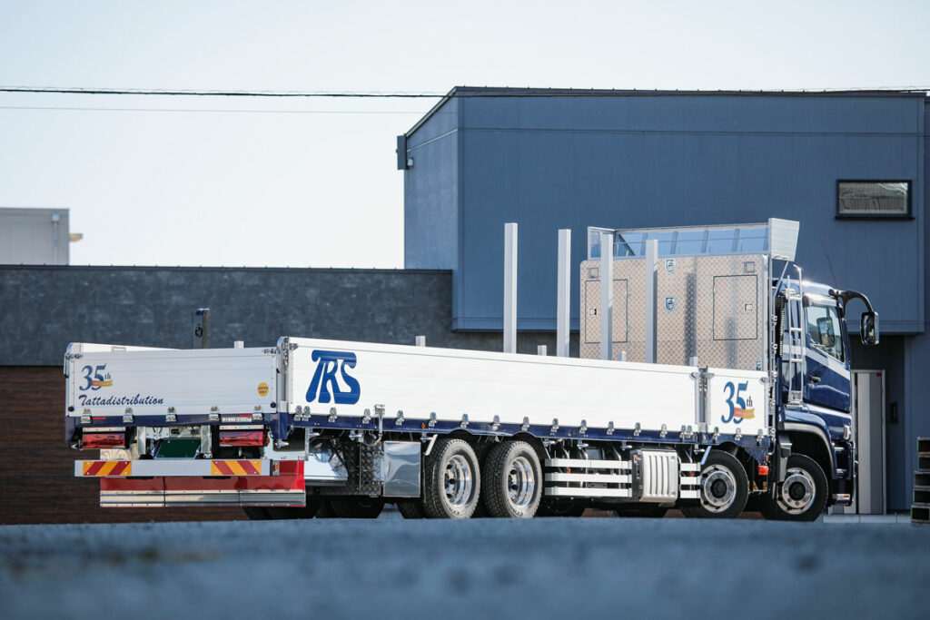 車両寸法は全長11990mm×全幅2495mm×全高3440mm。荷台内寸は内法長9500mm×内法幅2400mmで床面地上高1050mm。アオリ高さは横700mm、後ろ600mm。最大積載量は13900kgだ