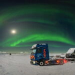 EVトレーラで北極へ!?　ダイムラー「eアクトロス600」が初めて真冬の北極圏に到達！