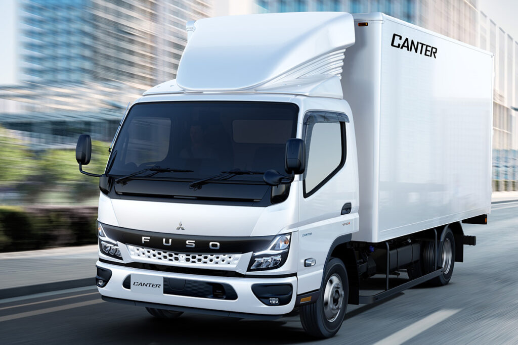 三菱ふそうキャンターが2026年モデルへ進化！ 燃費改善で全車JH25モード基準値を超過達成!!