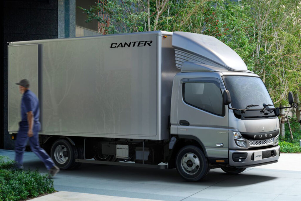 キャンター ワイドキャブロングボディ全低床 ベースのドライバン。ホイールベースの中央に新設計のユニット型排ガス後処理装置を搭載する