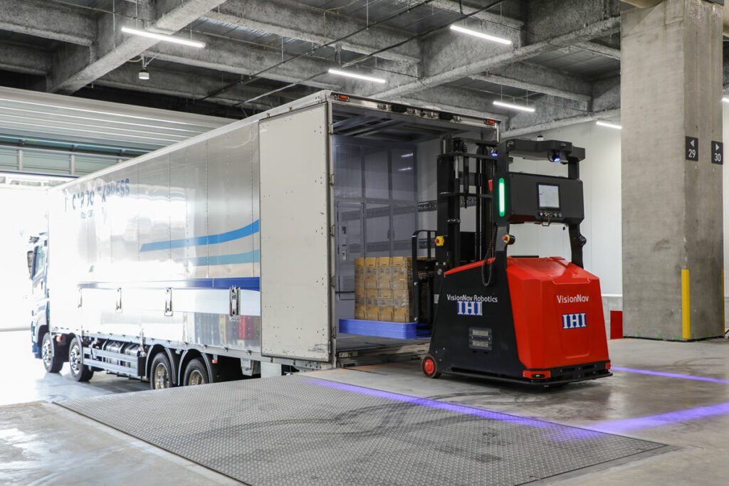 AGFがトラックの荷台へ運ぶ様子。決められたルートを走行する無人フォークなのでトラックは正確に決められた位置に接車する必要がある