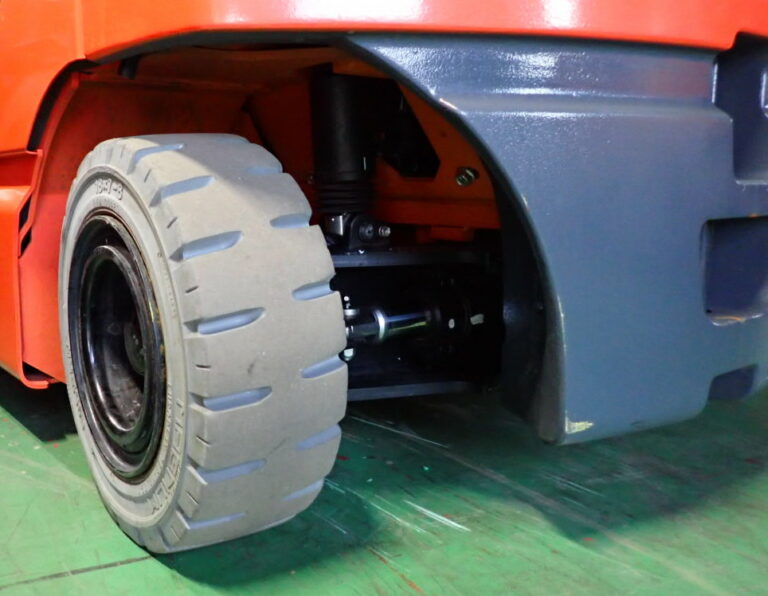 すべてを持続可能に！　日本ミシュランがフォークリフト向けタイヤでも「リグルーブ」を本格推進