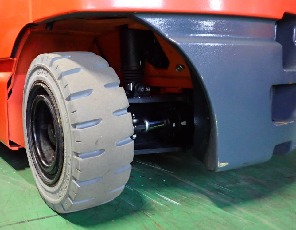 すべてを持続可能に！　日本ミシュランがフォークリフト向けタイヤでも「リグルーブ」を本格推進