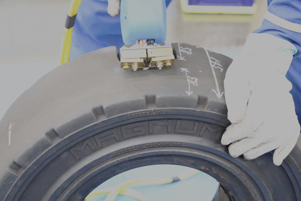 すべてを持続可能に！　日本ミシュランがフォークリフト向けタイヤでも「リグルーブ」を本格推進