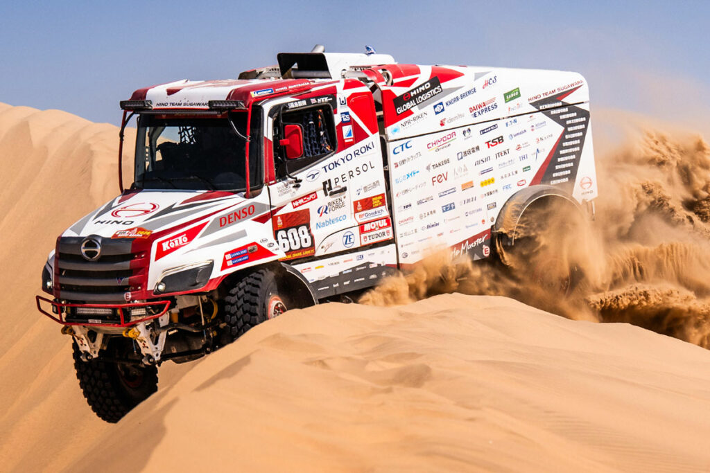 日野チームスガワラが凱旋帰国!!　ダカールラリー2026「参戦報告会」を開催