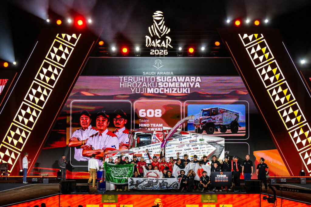 1月17日のゴールセレモニーに臨んだ日野チームスガワラ