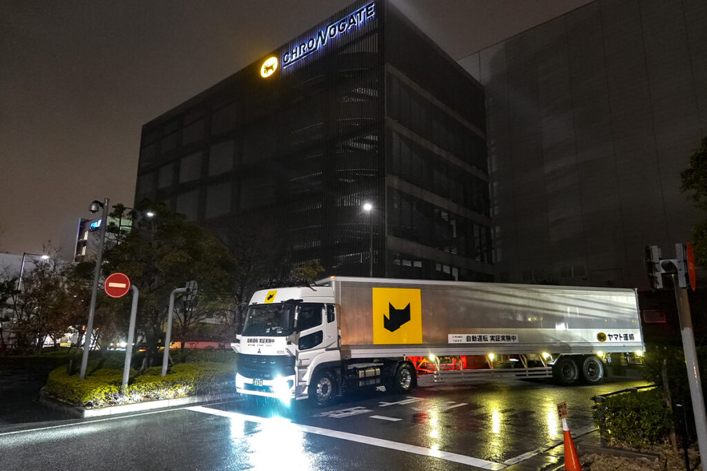 羽田クロノゲートを出発する自動運転セミトレーラ