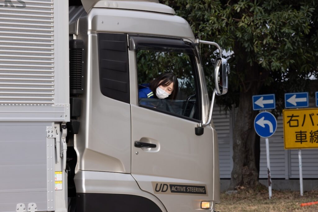 後退を試す参加者。UDASではステアリングが自動でニュートラルポジションに戻る制御が備わり、後退時や右左折時に活躍する