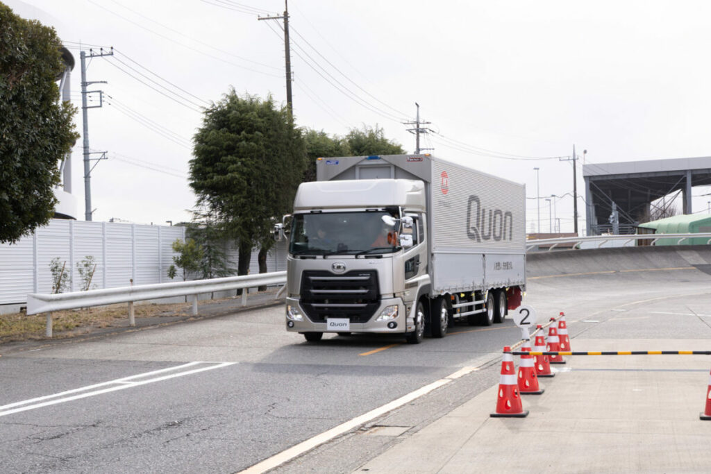 試乗会に用意されたUDアクティブステアリングを搭載する大型トラック「クオン」