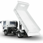 自動開閉テールゲートが作業の省力化に寄与！　新明和工業の中型増トン車用「ローダーダンプ」に新モデルが登場！