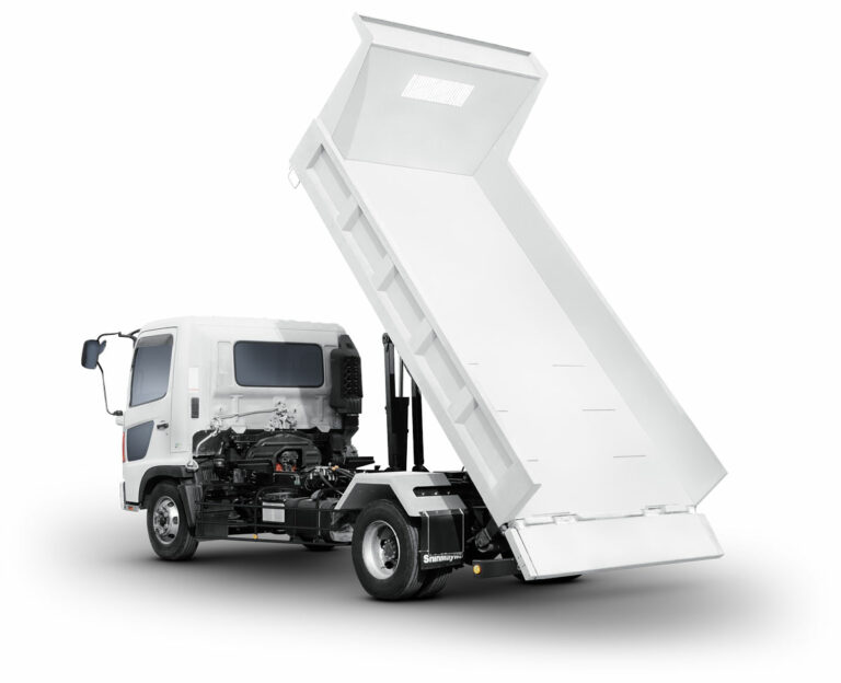 自動開閉テールゲートが作業の省力化に寄与！　新明和工業の中型増トン車用「ローダーダンプ」に新モデルが登場！