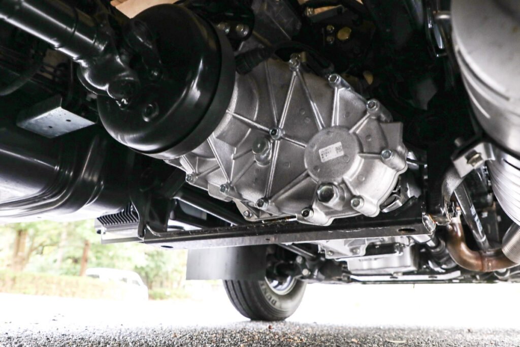 トランスファ。扱いやすいフルタイム四駆を成立させるセンターデフと、スリップ時に差動制限を行なってトラクションを確保するビスカスカップリング式リミテッドスリップデフ（LSD）も備える。三菱自工時代にトラック専用で開発されたユニットである