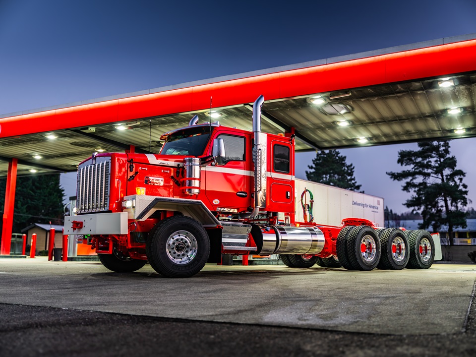 エクストリームなトラック「C500」に後継車!!　米国ケンワースが「C580」を発表！